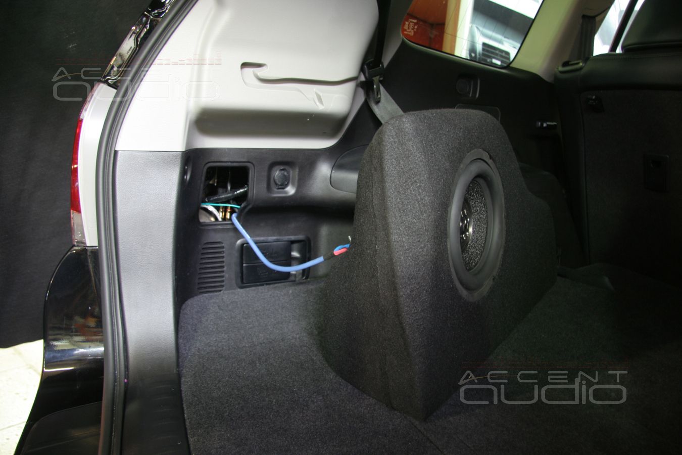 Встроенный сабвуфер в Toyota Highlander