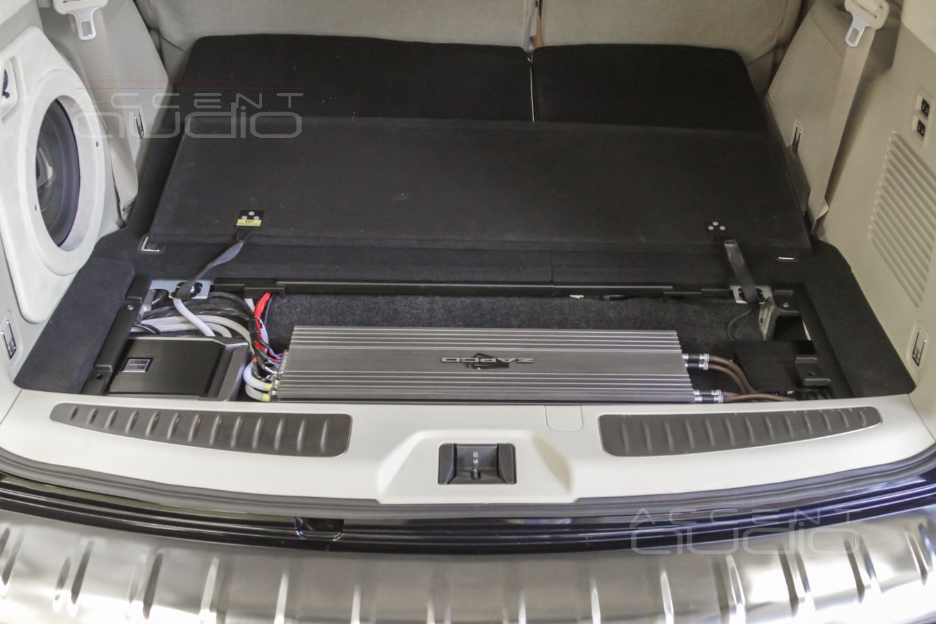 Установка усилителей и аудиопроцессора – каждый на своём месте: Zapco, Alpine и Helix