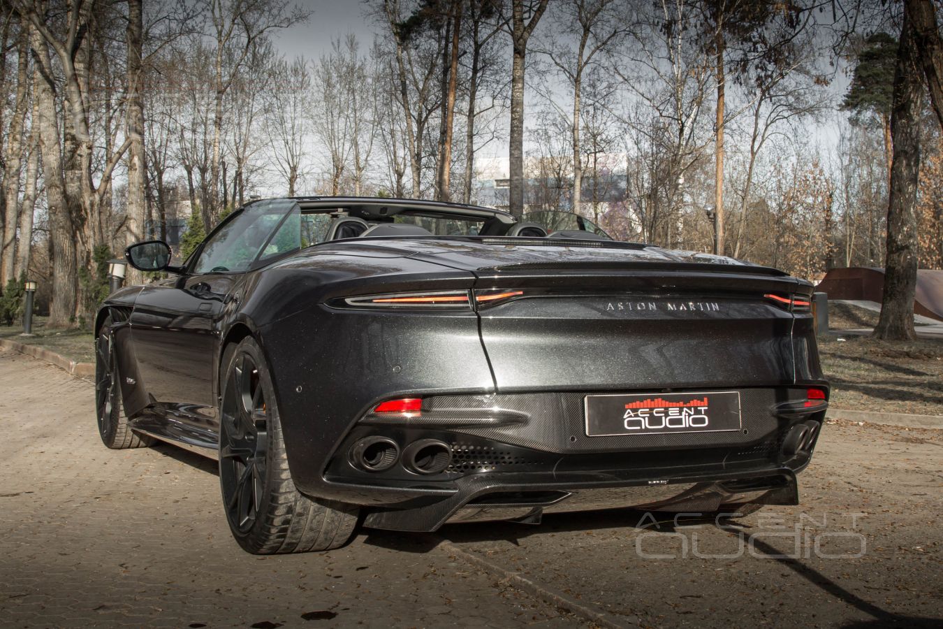Зачем Bang&Olufsen, почему это так хрипит и как оно устроено в Aston Martin DBS Superleggera