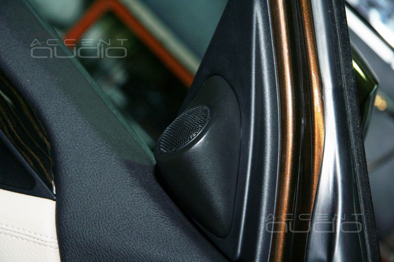 Встроенные подиумы - установка твитеров в BMW X1