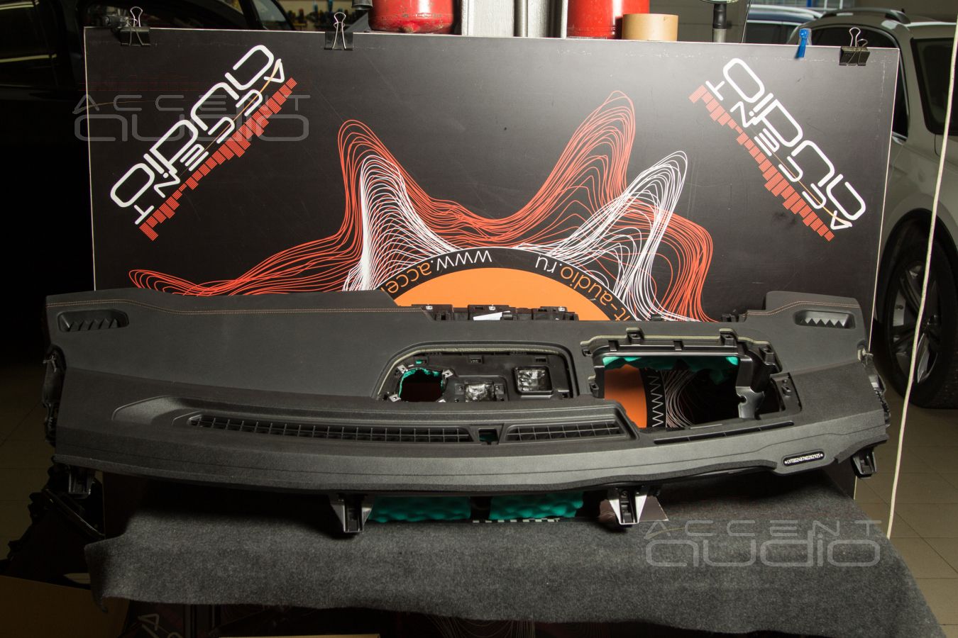 Стильная врезка: среднечастотные излучатели БЕЗ ПОДИУМОВ в Exeed