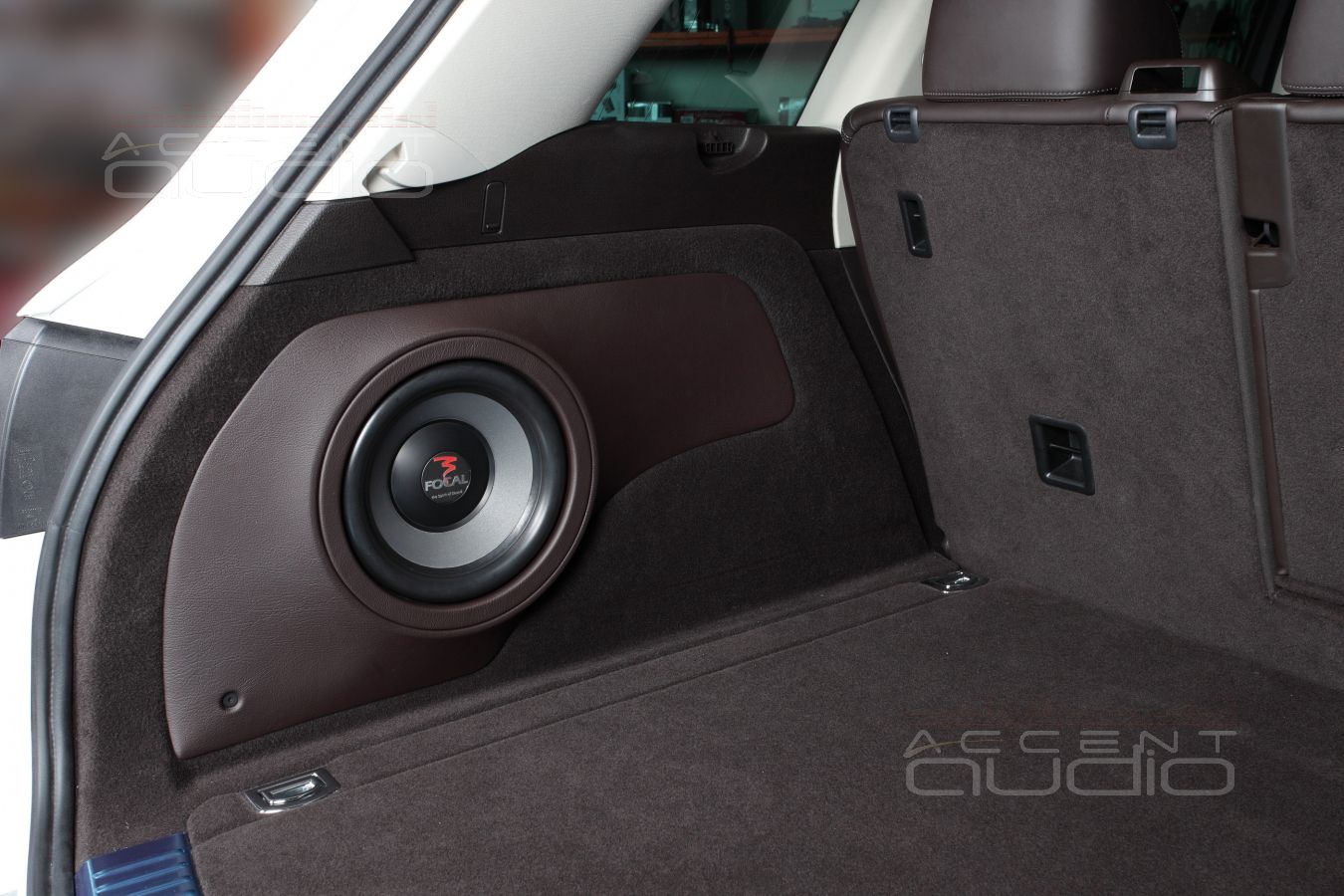 Сабвуфер стелс, встроенный в крыло Volkswagen Touareg NF