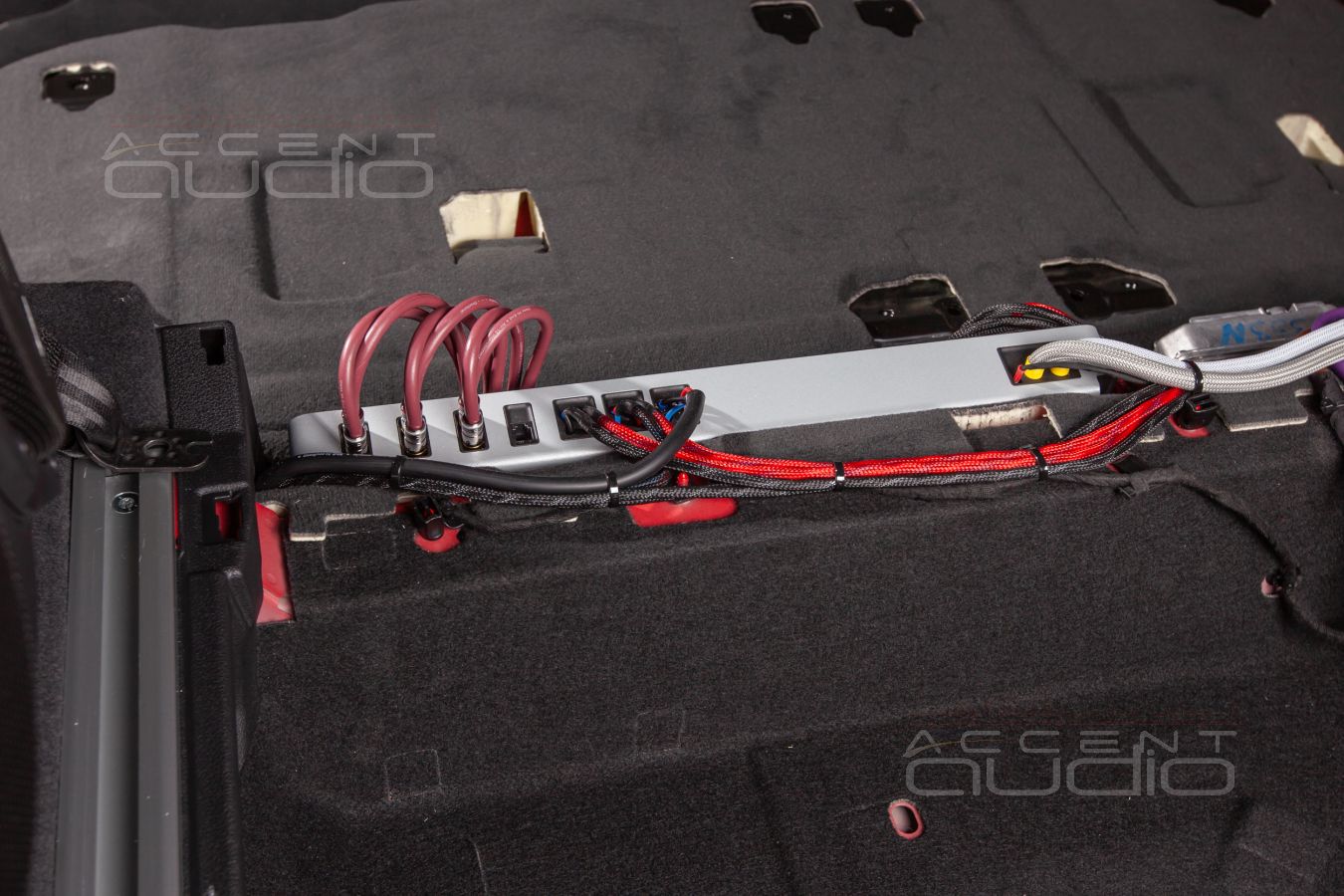 И сердце и мозг аудиосистемы: установка усилителя Mosconi и процессора Helix в Audi Q8