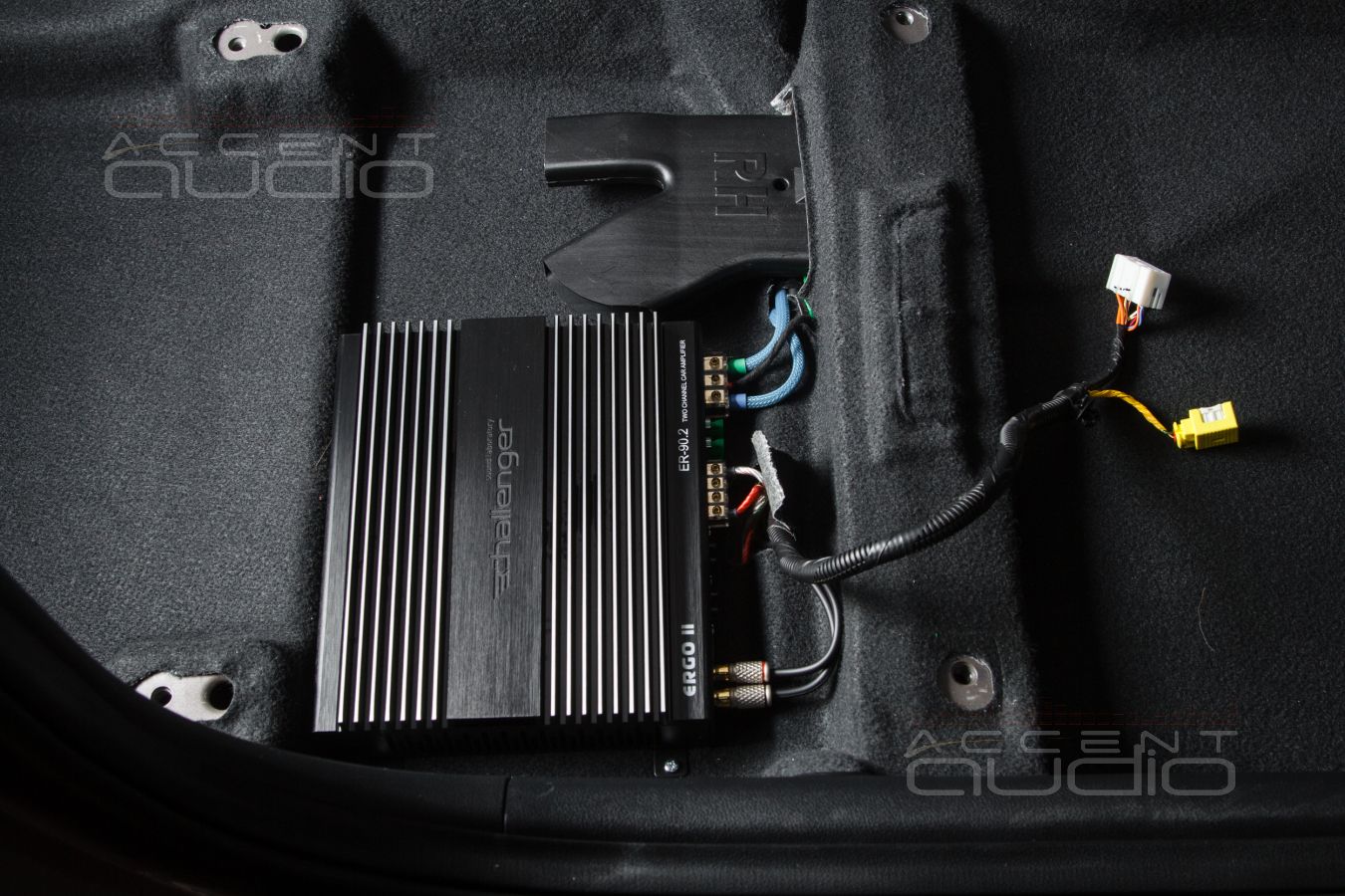 Установка усилителей Helix и Challenger в Kia Rio X