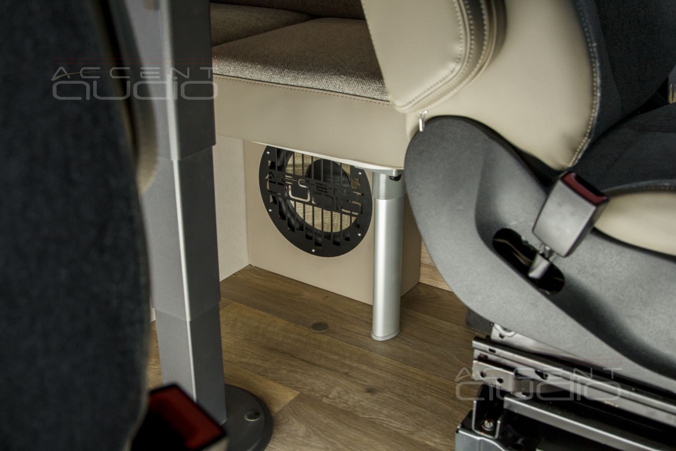 Домашний автомобильный сабвуфер Focal P25F в интерьере автодома