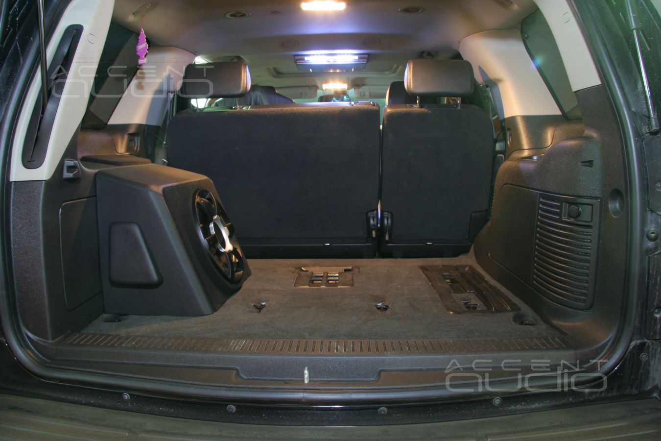 Съемный сабвуфер-стелс Boston в Chevrolet Tahoe