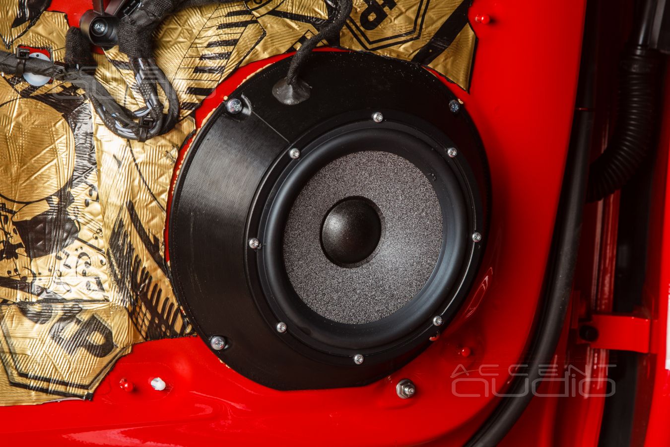 Комплект из двух подиумов для установки 165 мм мидбасовых излучателей в Audi A4 2019-2024.