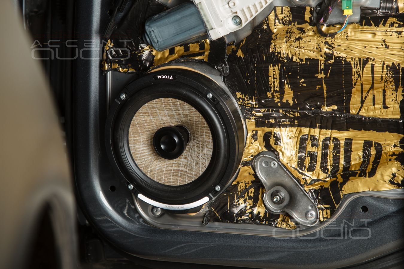 Комплект из двух подиумов для установки тыловых коаксиальных 165 мм мидбасовых излучателей в MB CLS (X218) 2014-2017.