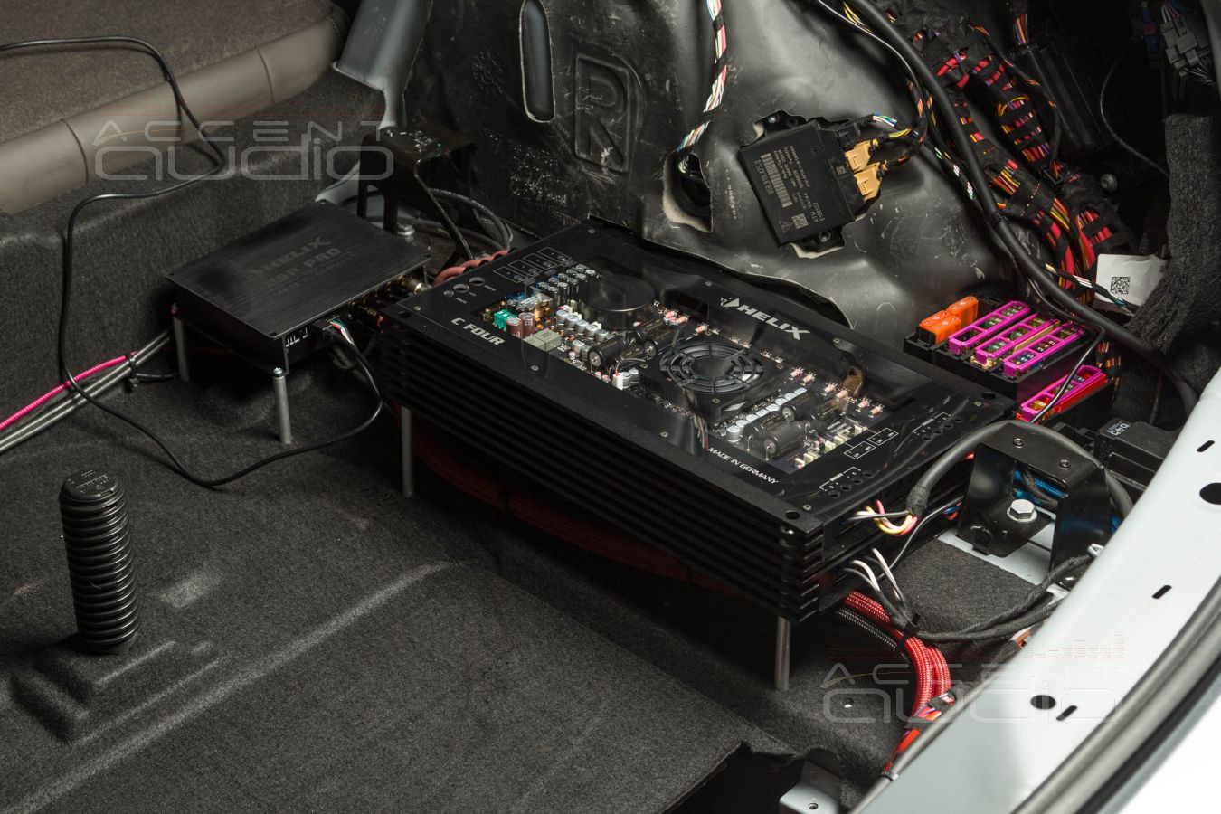 Выбор и монтаж усилителей AB класса в компактный Porsche Macan