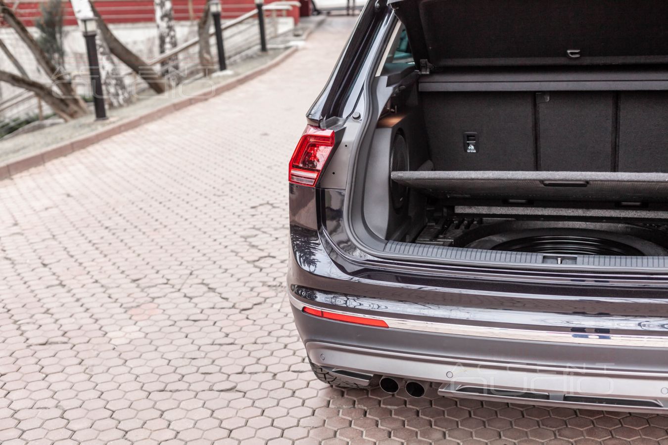 Встроенный сабвуфер-стелс – специально для Tiguan2 и Audison APS