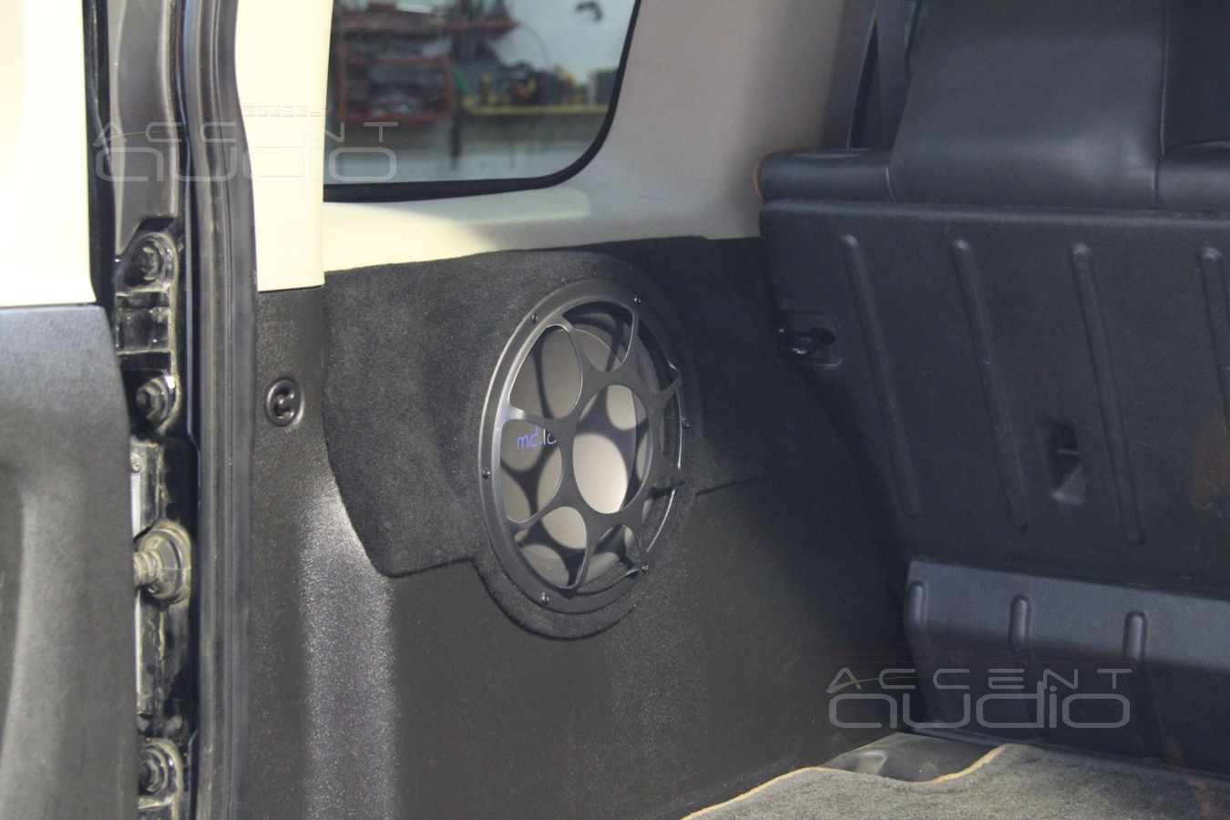 Сабвуфер стелс в левом крыле Hummer H3