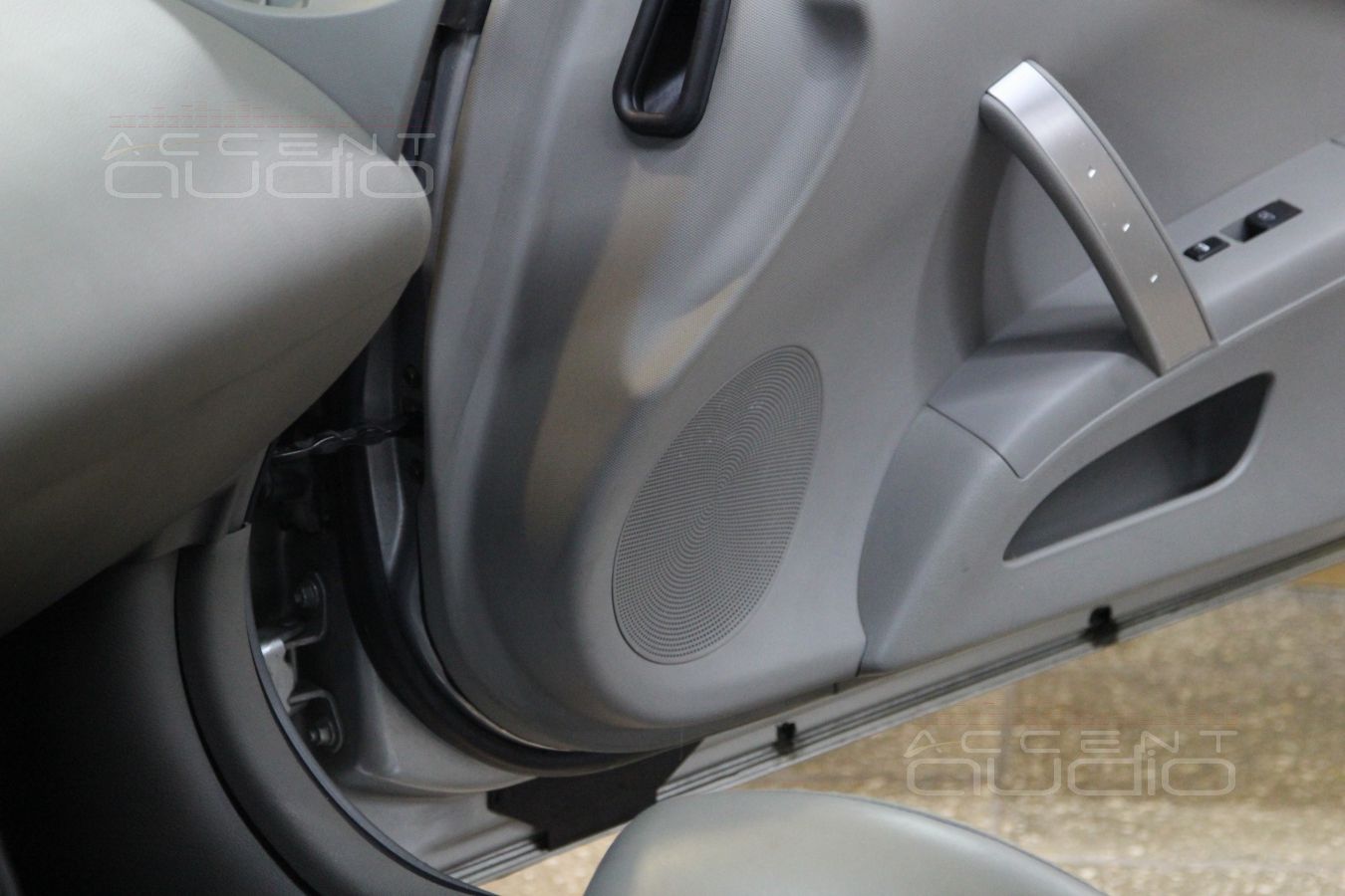 Установка акустики Focal Performance в Nissan 350Z