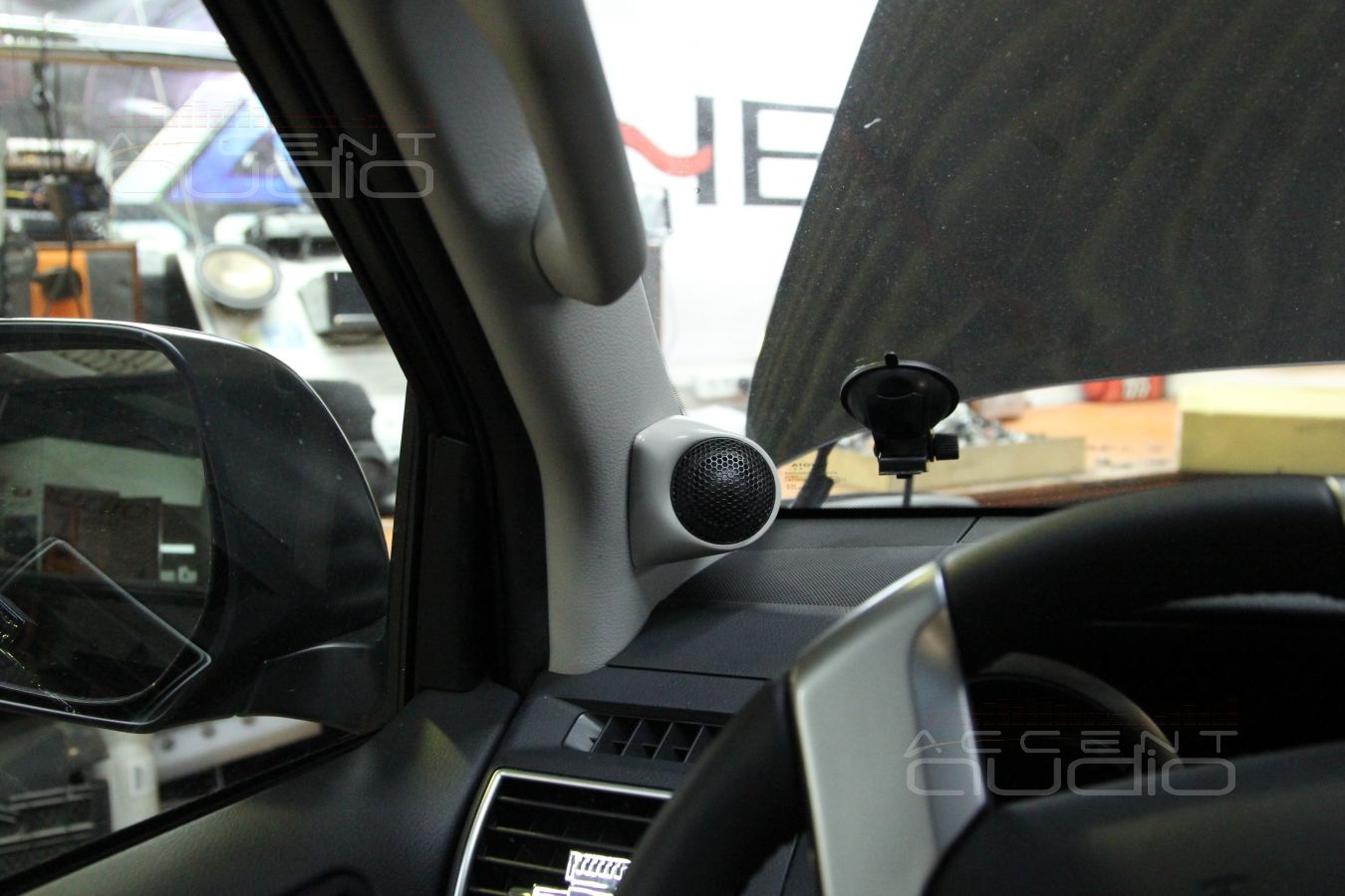 Подиумы под твитеры в Toyota Land Cruiser Prado