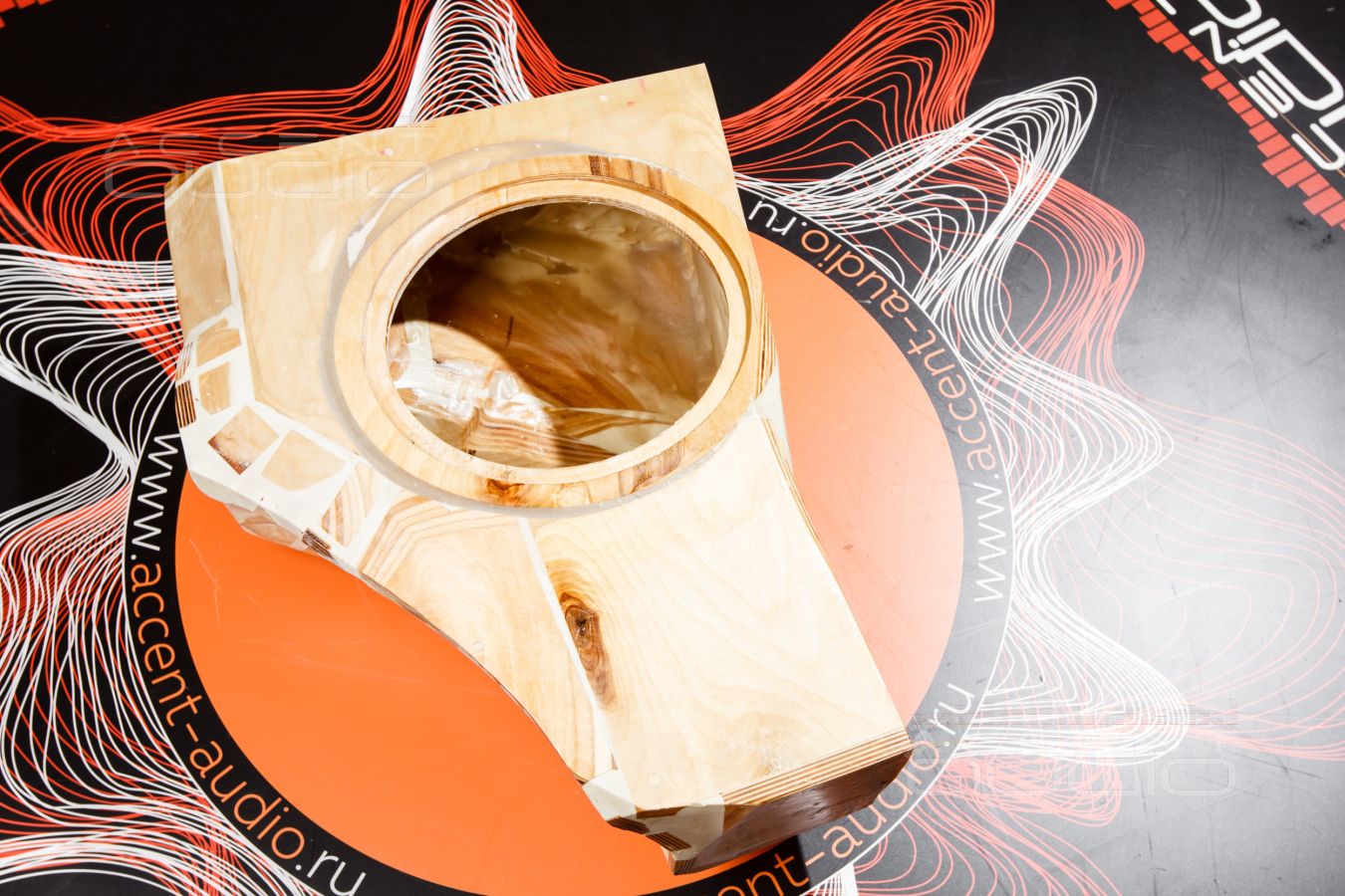 Действительно сложно, действительно сабвуфер, действительно полная интеграция: Dego в Escalade