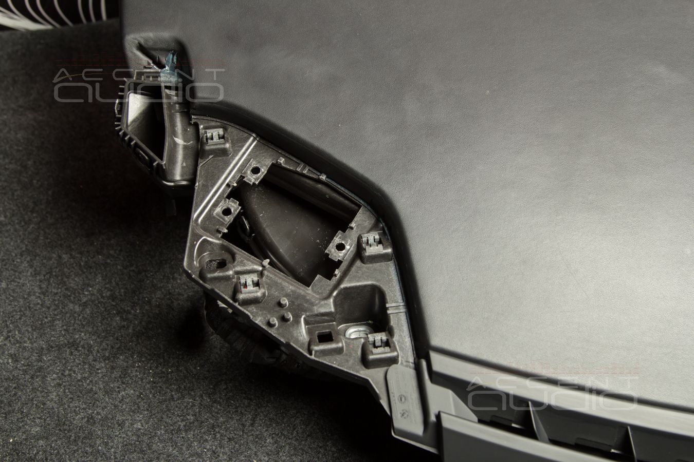 Полная средняя полоса для слушателя: установка среднечастотных Brax ML3 в Porsche Taycan