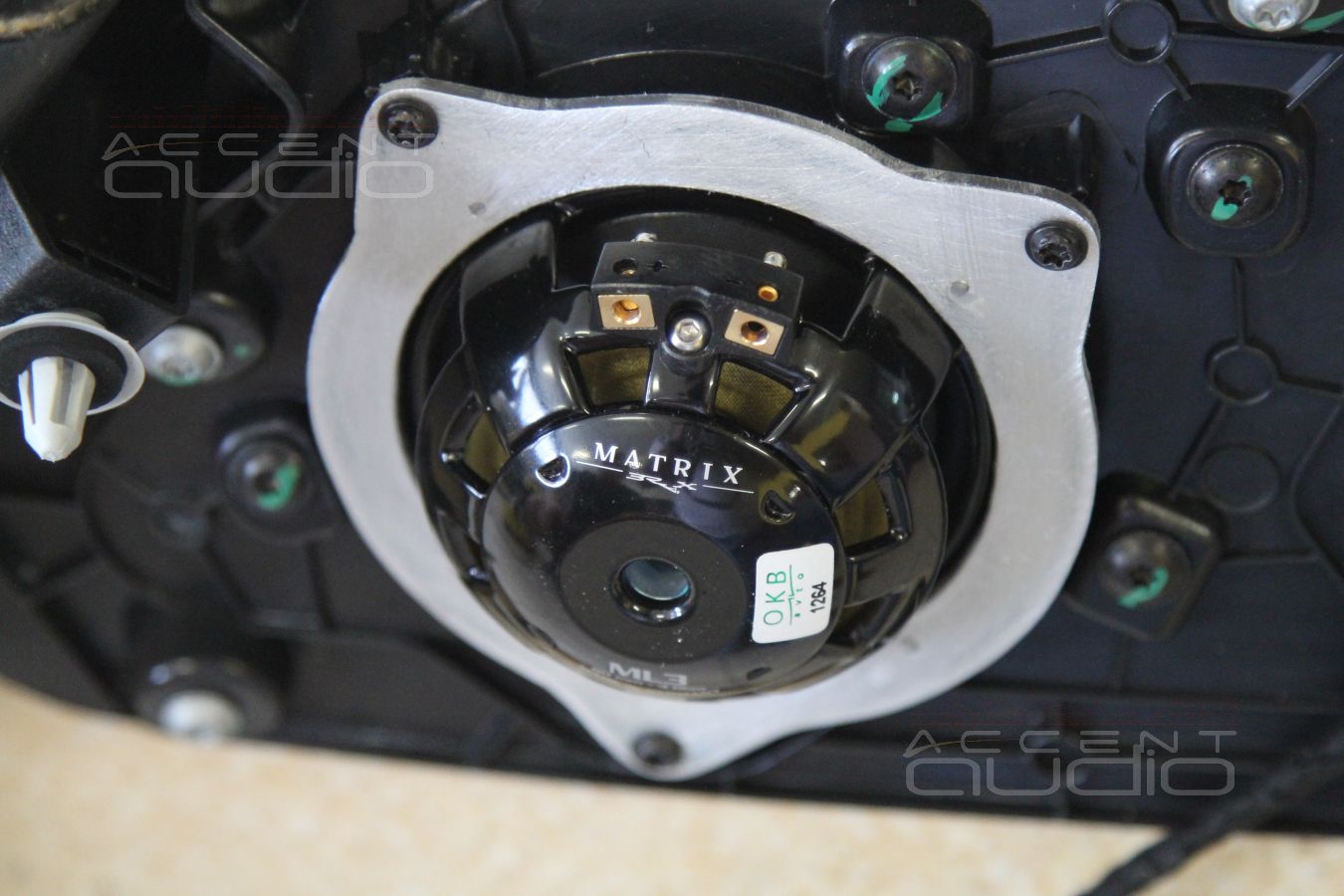 Установка новых среднечастотных динамиков Brax в штатные места Mercedes-Benz GT