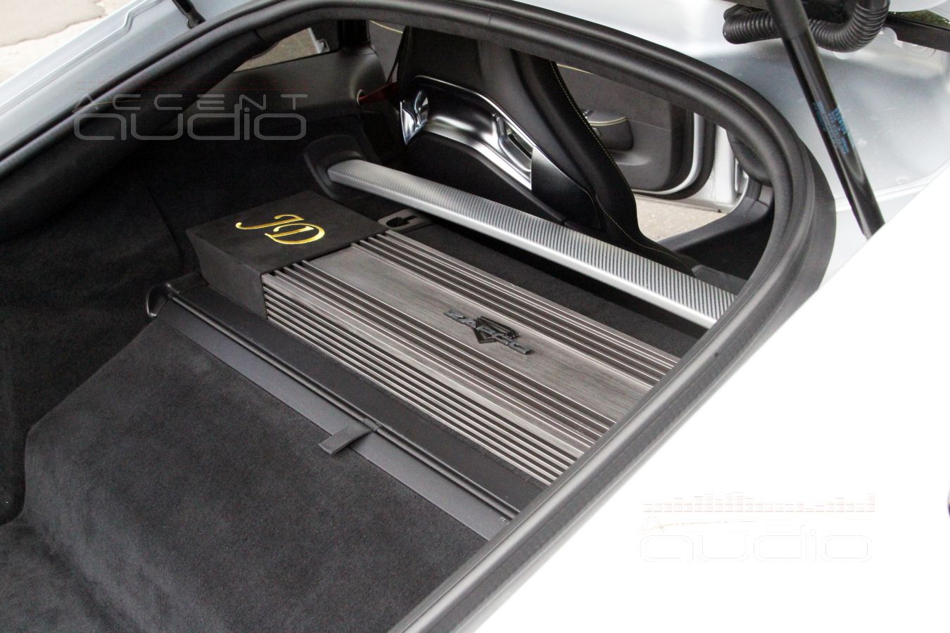 НЕ скрытая установка шестиканального усилителя Zapco в Mercedes-Benz GT