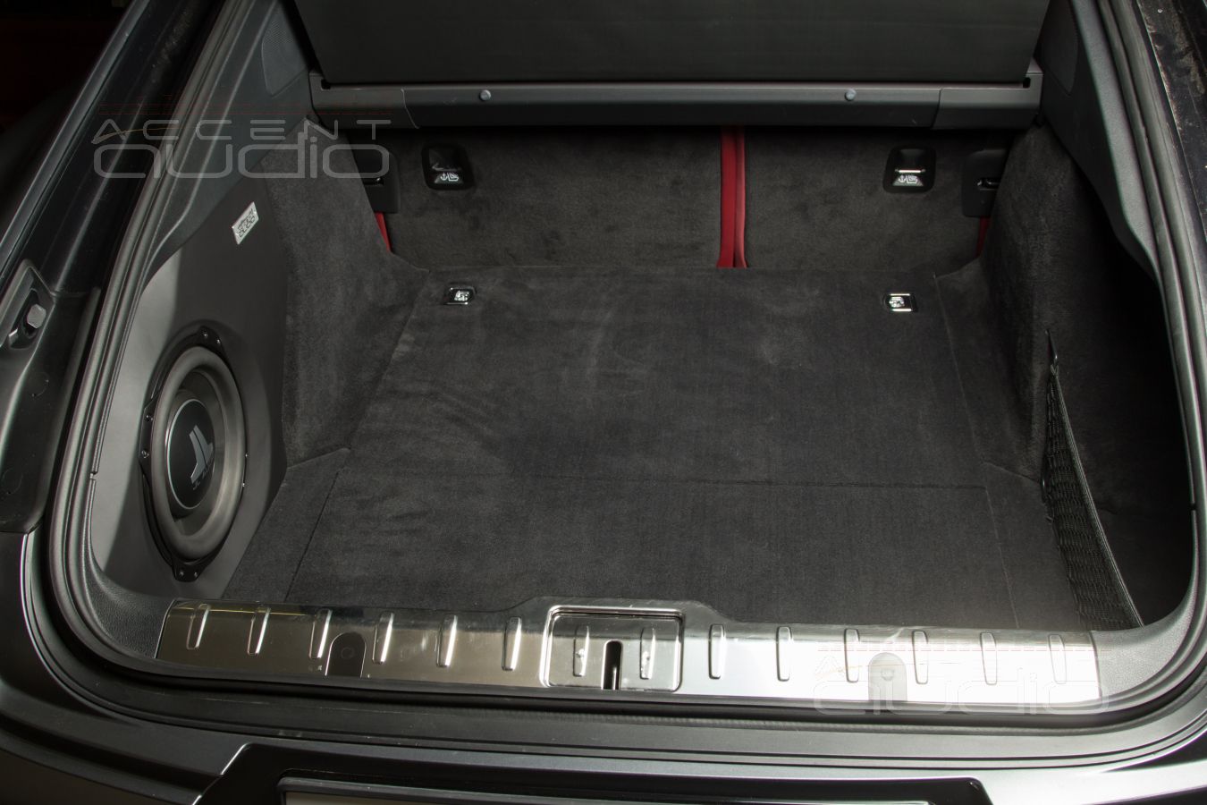 Мучительно-великолепный, злой и суровый сабвуфер-стелс JLAudio для Panamera