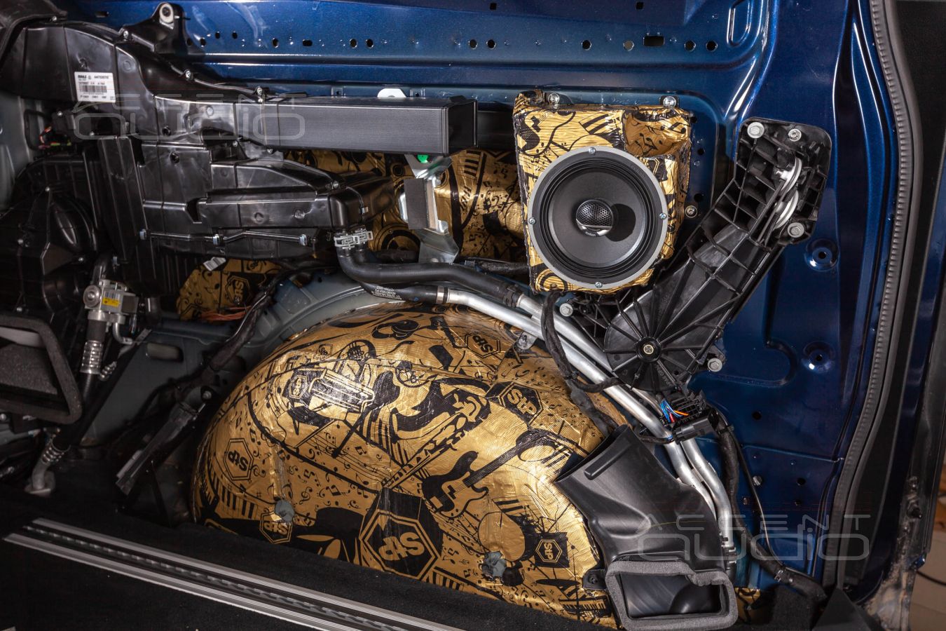 Тыловая акустика для задних пассажиров в Mercedes-Benz Vito