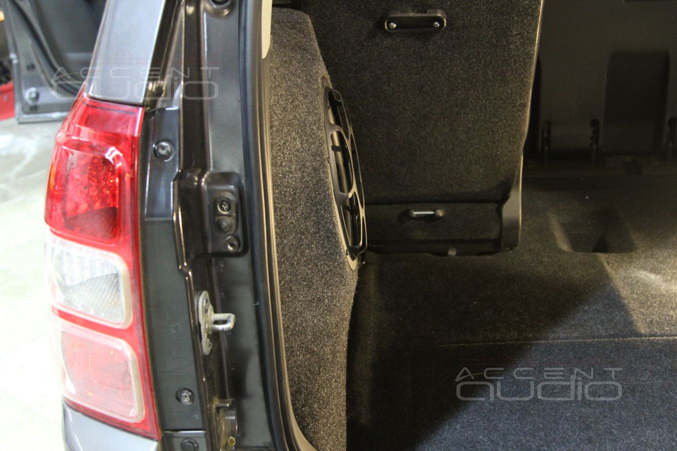 Сабвуфер стелс в Suzuki Grand Vitara