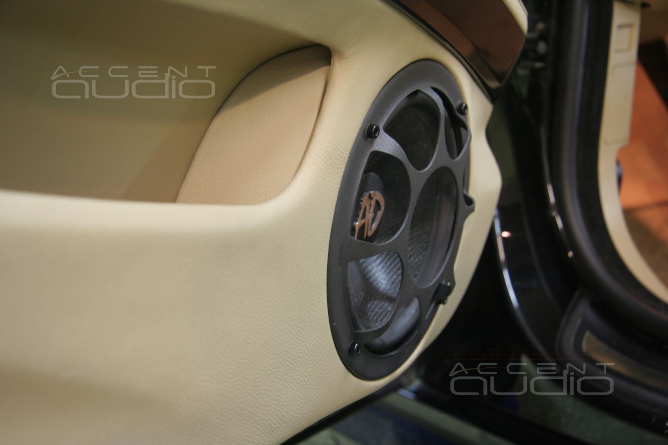 Новый дизайн обшивок и новый мидбас на новом месте