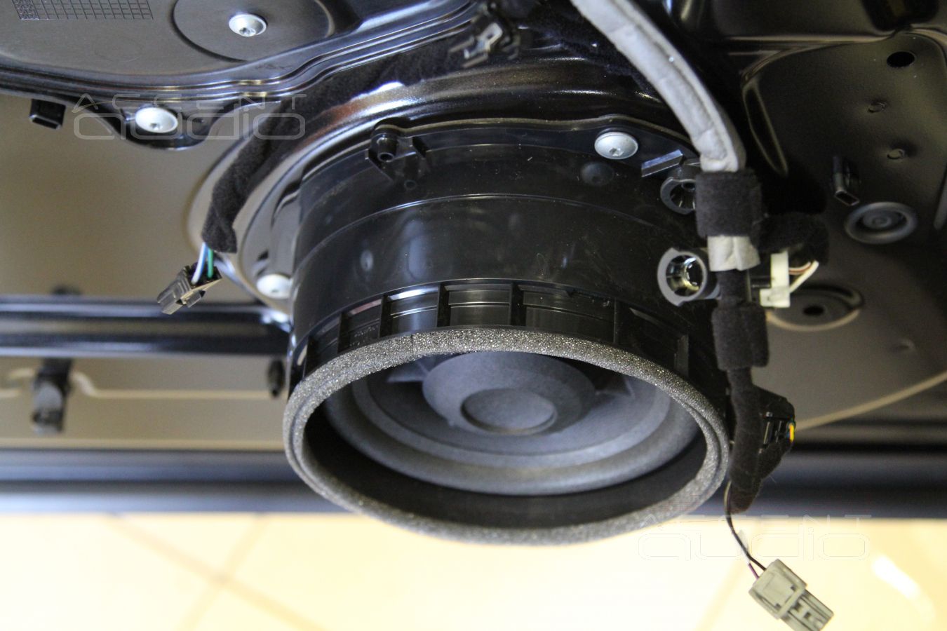 Разбираемся с заводскими системами в разных комплектациях Range Rover Velar