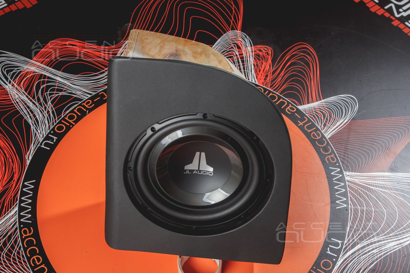 Сабвуфер-стелс для Toyota RAV4 – единственно возможное решение