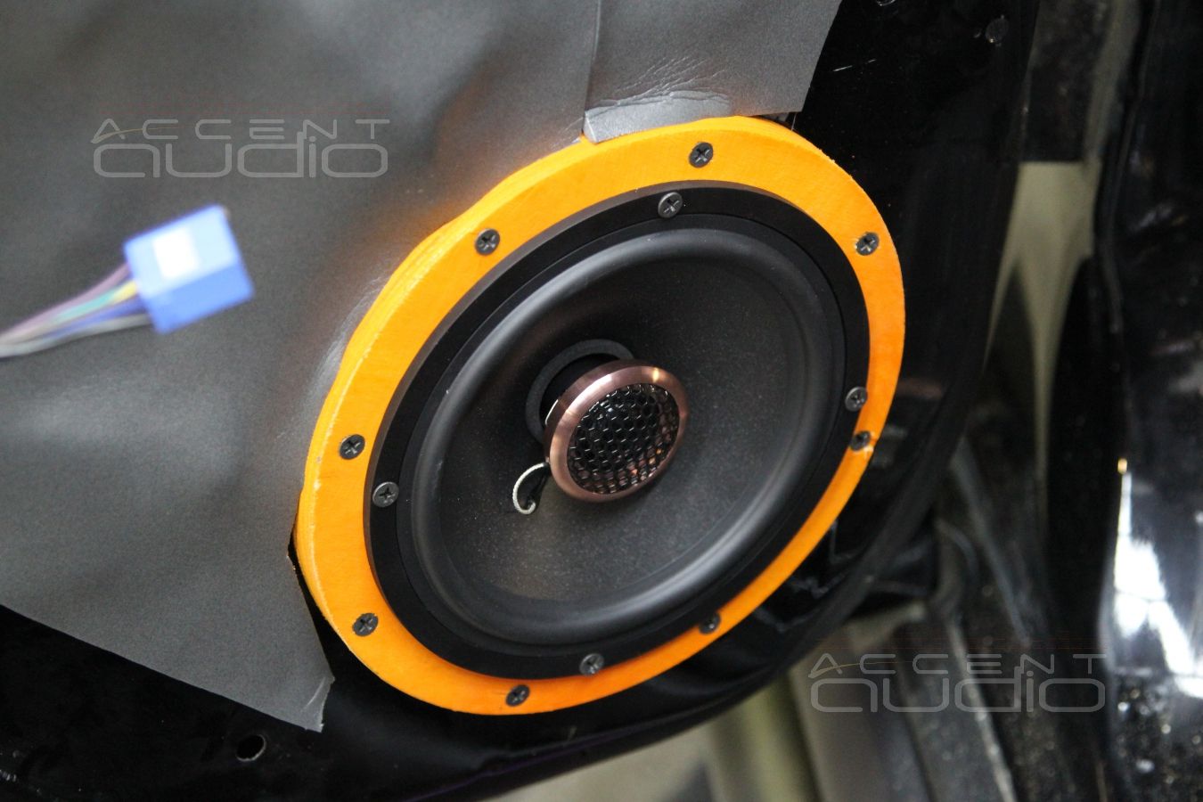 Установка акустики в Hummer H3