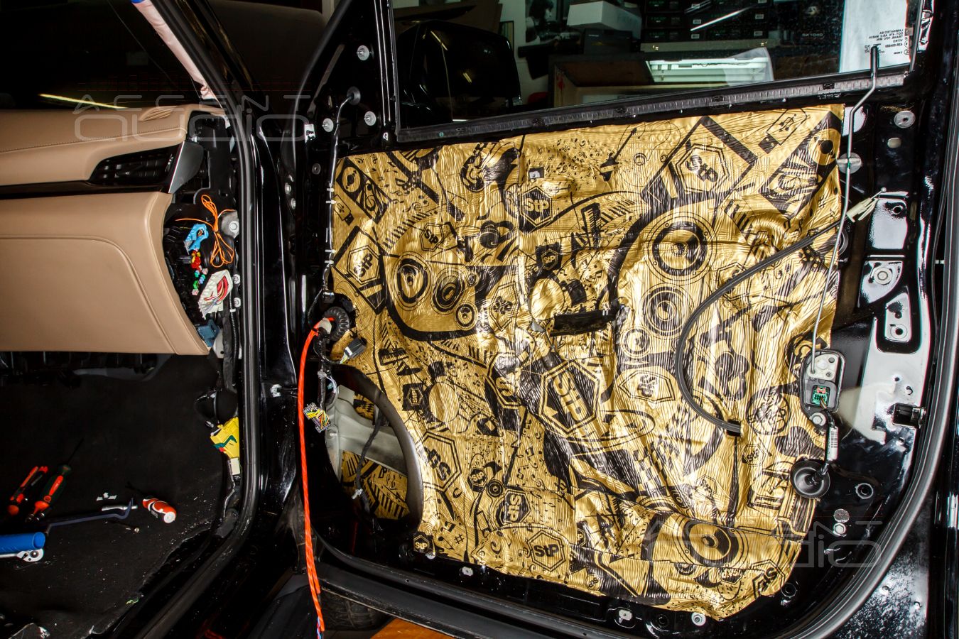 Аудиоподготовка дверей и установка мидбасов ScanSpeak в Cadillac Escalade