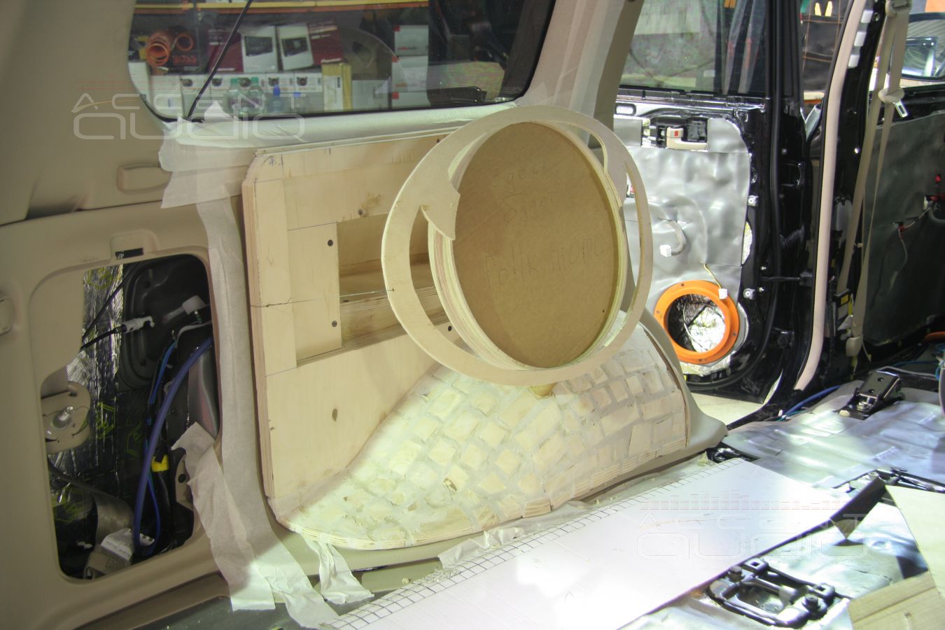 Съемный сабвуфер СТЕЛС в Toyota Land Cruiser 100