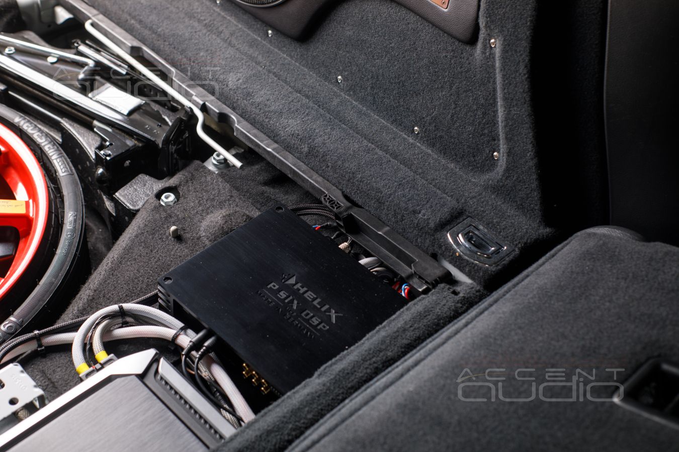 Установка усилителей Helix и Alpine в Porsche Cayenne