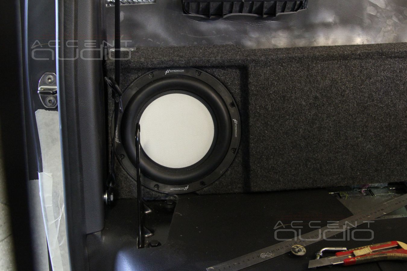 Установка усилителя и сабвуфера в Volkswagen Amarok