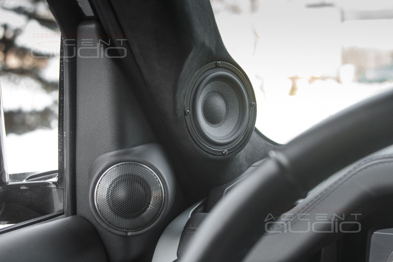 Комплект из двух подиумов для установки высокочастотных излучателей в LR Defender 2019-2024.