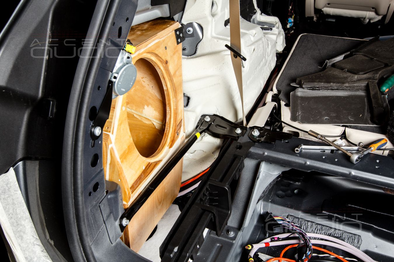 Немецкий сабвуфер Dego в штатном исполнении для Mercedes-Benz GLS 2020