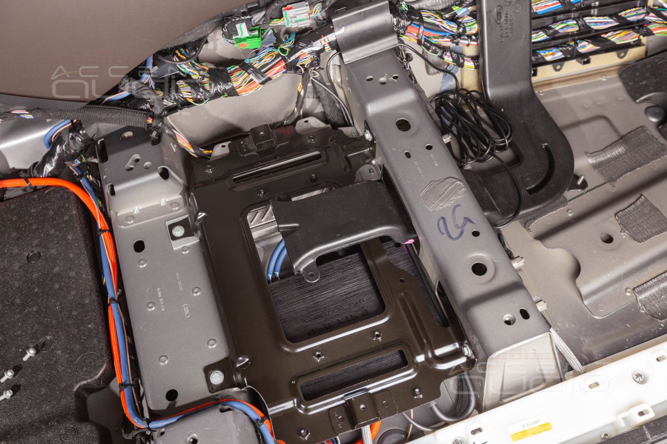 Установка процессорного усилителя Helix в новый Range Rover Sport