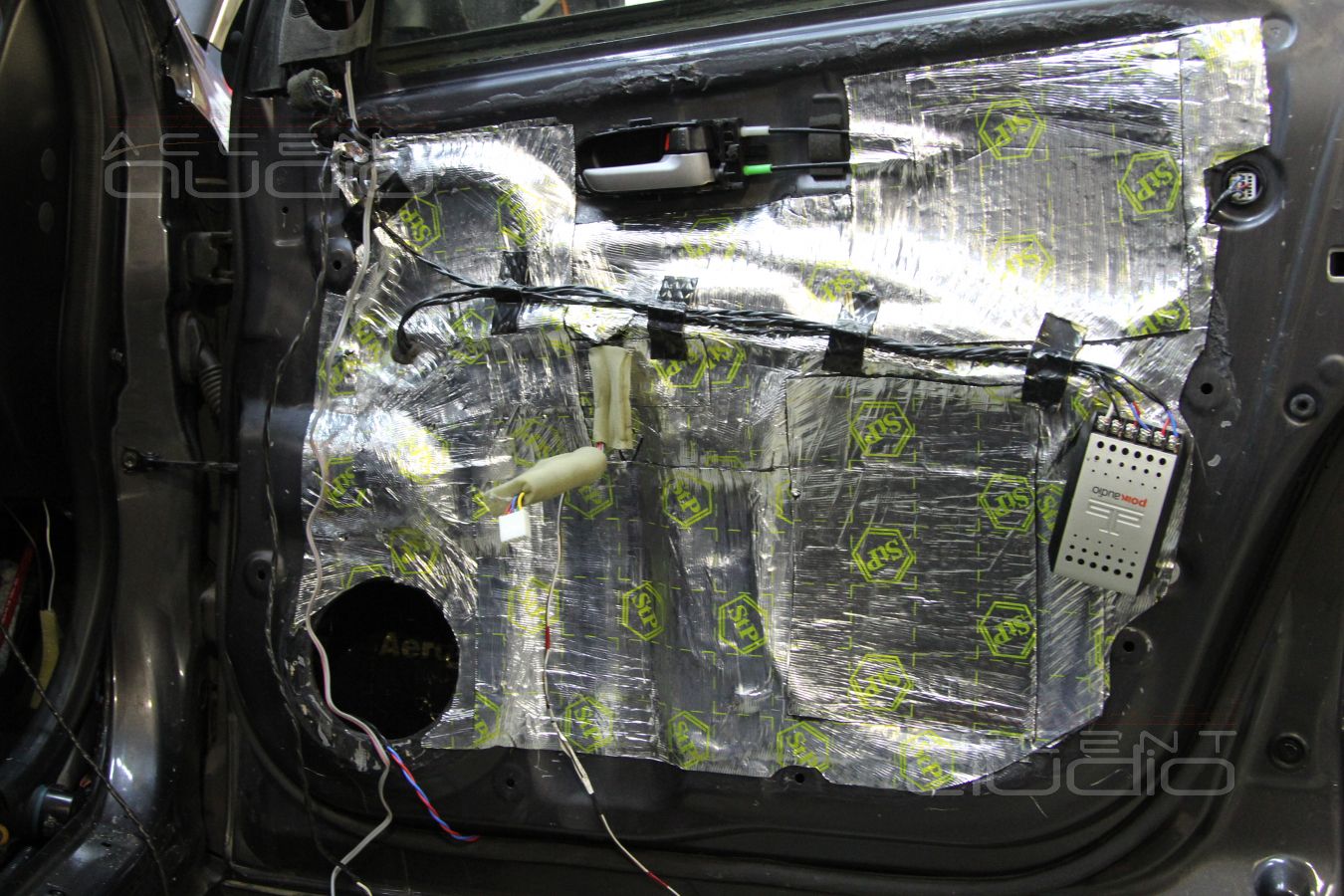 Шумоизоляция дверей и установка акустики в Suzuki Grand Vitara