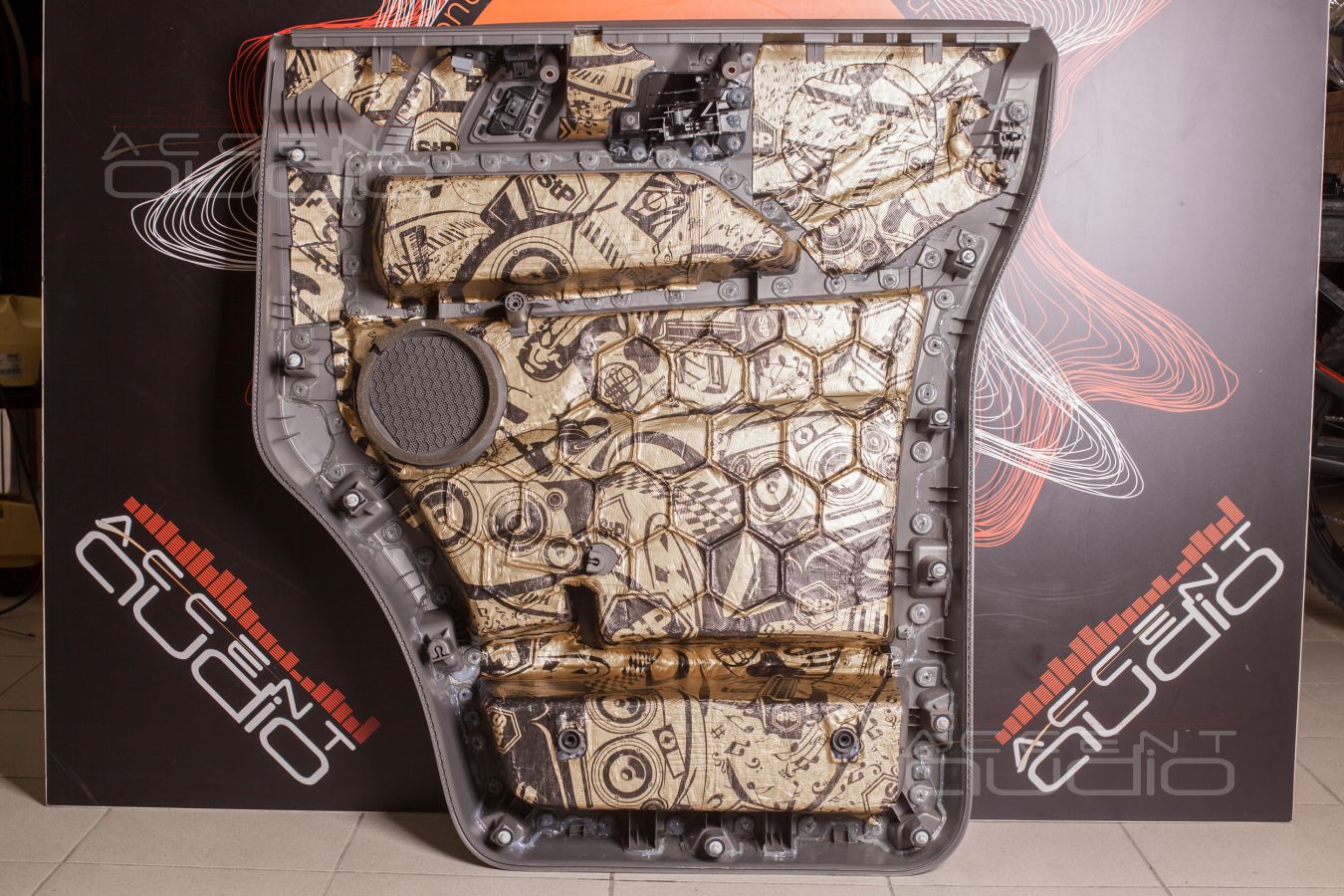 Особенности аудиоподготовки дверей Volkswagen Crafter и установка новых мидбасов SOAudio