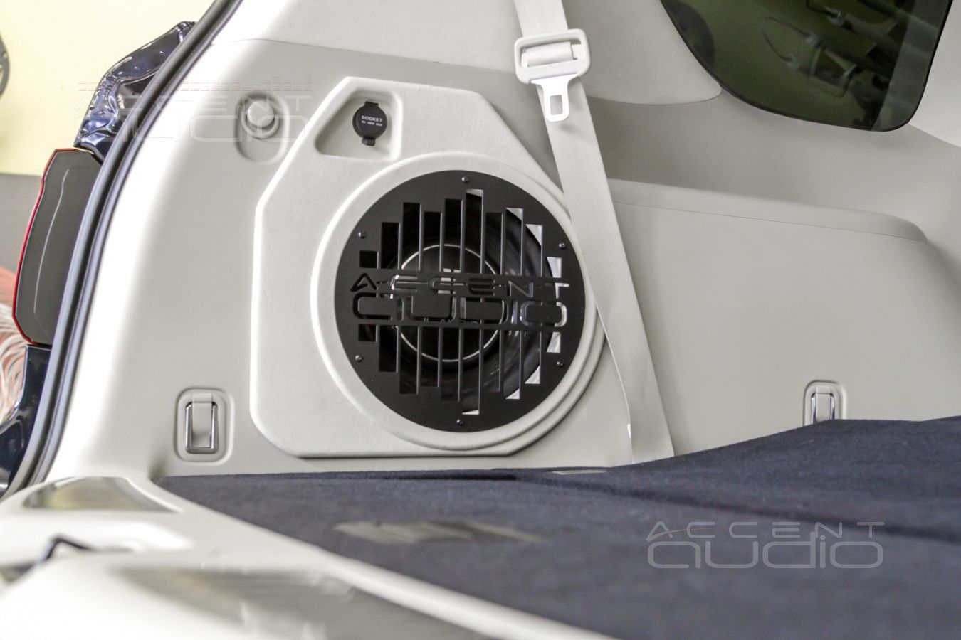 Настоящий сабвуфер-стелс для Infiniti QX80 – злой JLAudio в нежно-бежевом оформлении