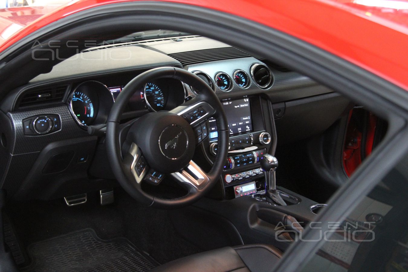 Процесс установки новой акустической системы Ford Mustang