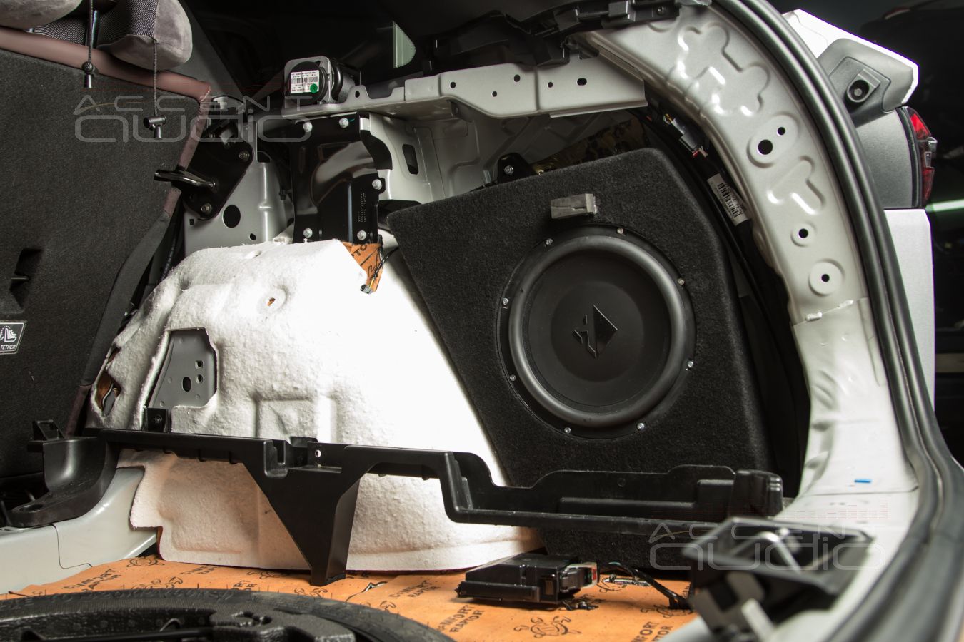 Новый сабвуфер с корпусом, который полностью прячется за обшивкой Monjaro