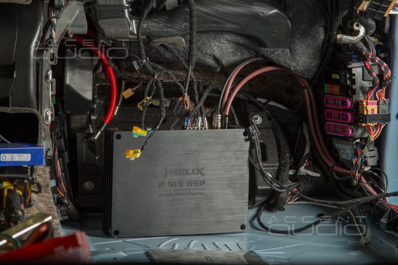 Заводской монтаж процессорного усилителя Helix в Porsche Taycan Turbo S