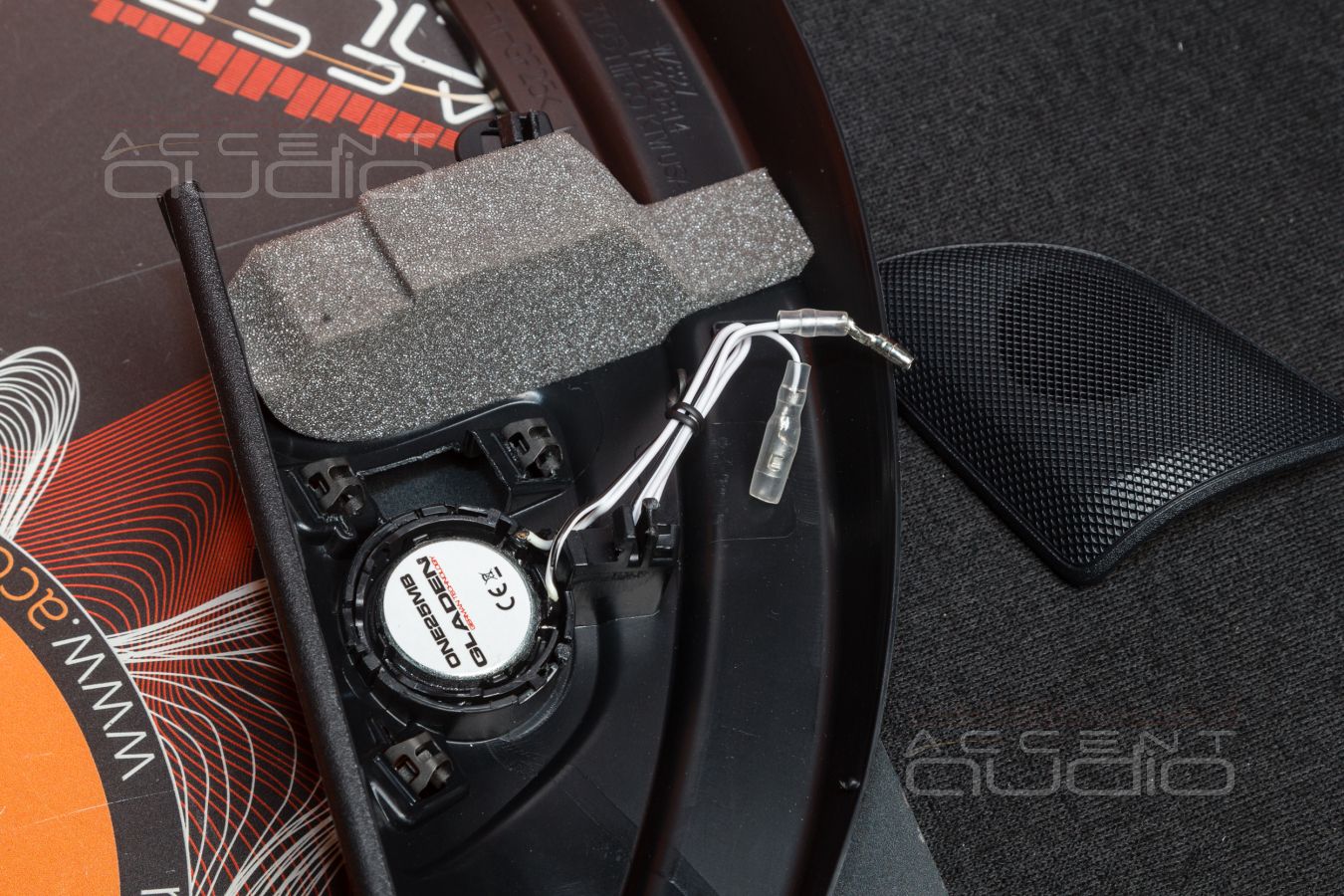 Монтаж акустики Gladen ONE 200.3MB в штатные места MB GLE