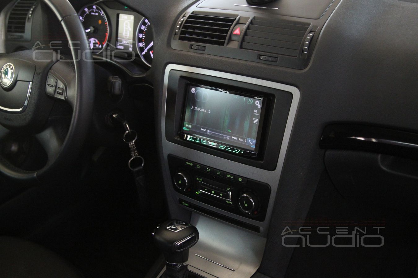 Pioneer AVH-X5700BT в Skoda Octavia 5