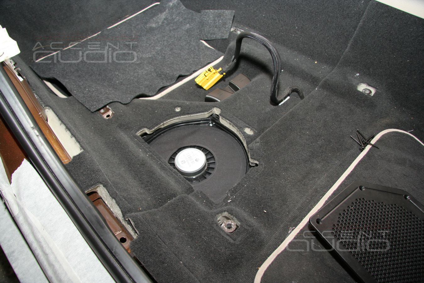 Ненапольные мидбасы Eton в штатных местах BMW X1