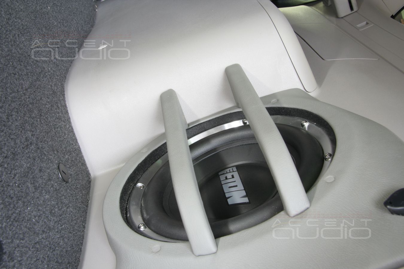 Сабвуфер стелс в Mitsubishi Pajero Sport