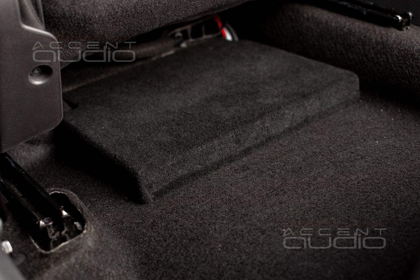 Установка усилителя Helix GFour под сидение Renault Duster