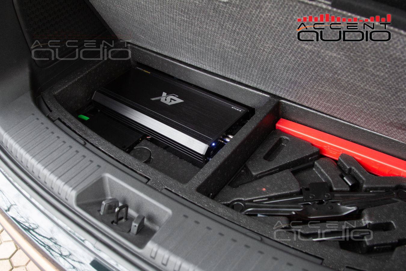 Скрытый монтаж усилителей Helix и ESX в Exeed