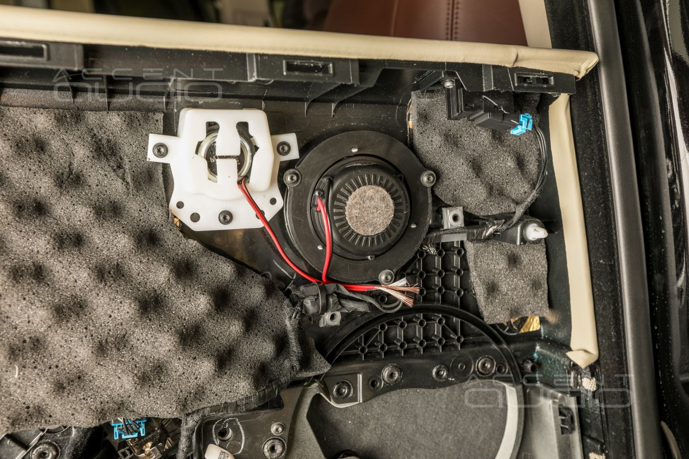 Аудиоподготовка задних дверей RangeRover и установка акустики Morel