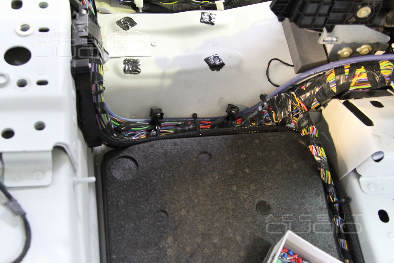 Прокладка проводки и установка усилителя