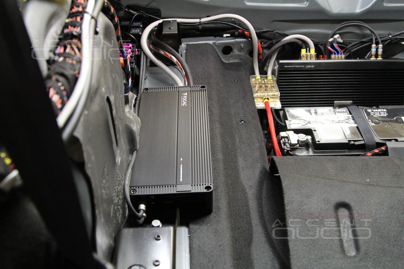 Установка усилителей в Porshe Macan